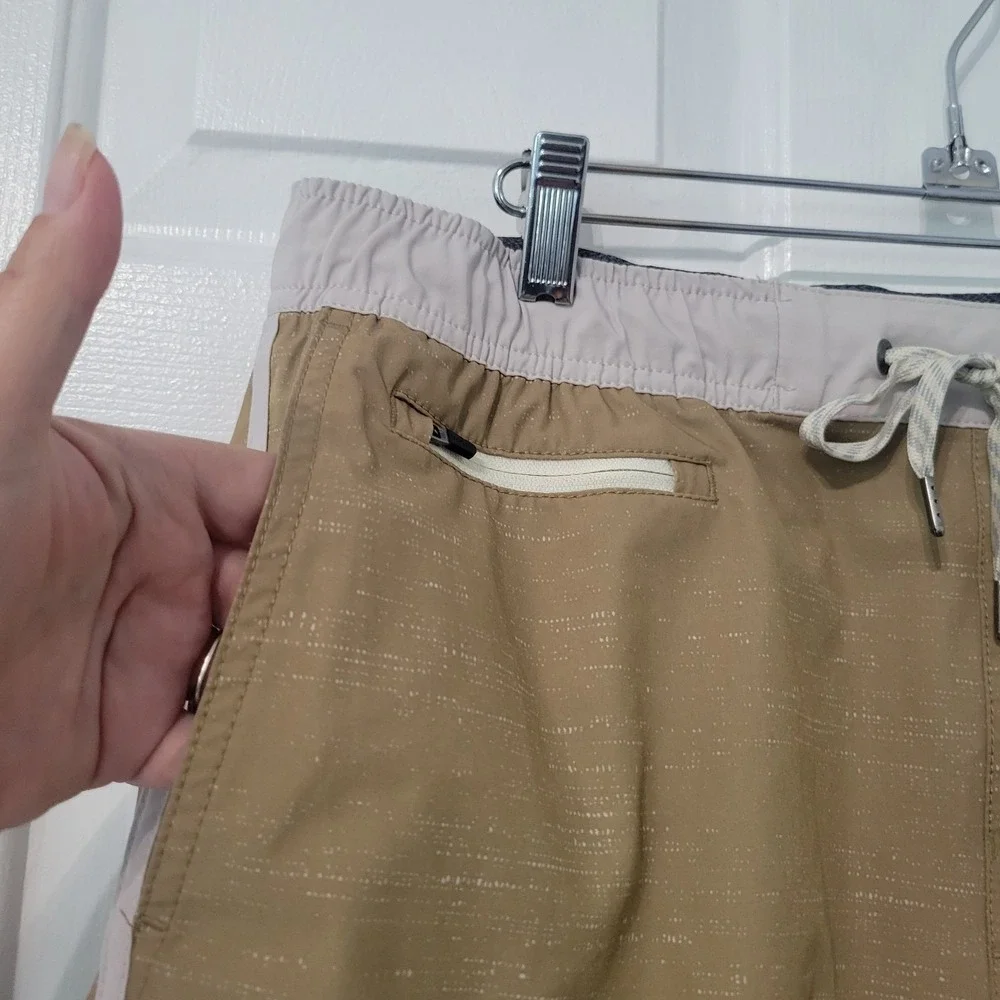 Vuori Mens Banks Shorts Tan Brown Size XLarge Lightweight Drawstring Athletic